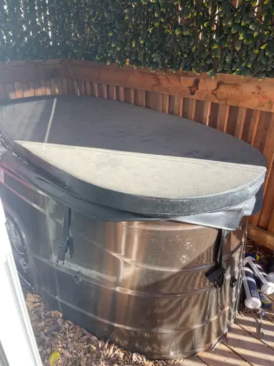 Spa Berry SB3 2 years old with lockable cover, View more