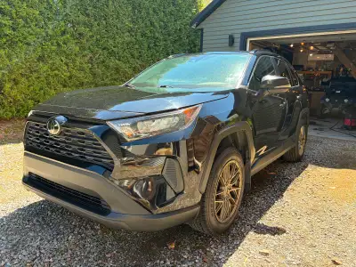 Toyota Rav 4 2019 En parfaite condition Pare Pierre devant complet sur bumper , hood complet contour...