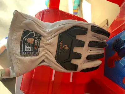 Gloves brand new, View more