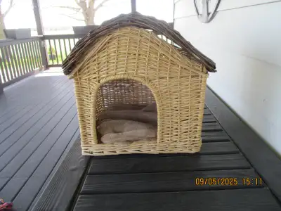 Cat house suitable for all sizes of cats or small dog. Roof lifts up for cleaning. In really good sh...