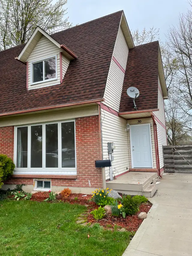3 bdrm semi-detached rental with backyard -near college/shopping