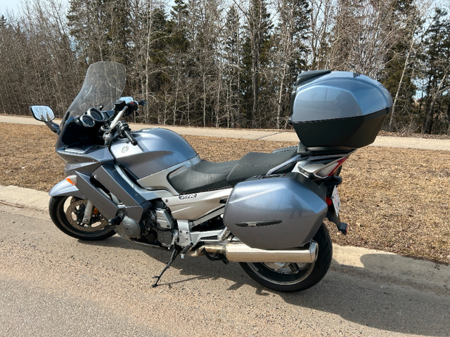 Yamaha FJR 1300AEVS  2006 - electronic clutch with top case in Motorcycle Parts & Accessories in Edmonton - Image 2