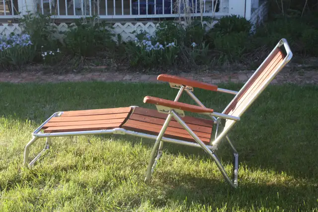 Redwood and aluminum folding chaise lounge in Patio & Garden Furniture in Regina - Image 3