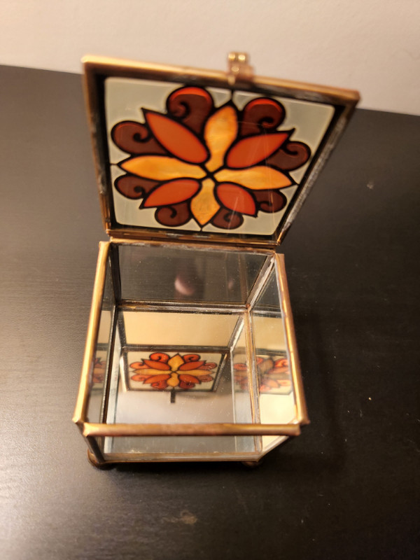 Vintage Lidded Mirrored Trinket Box in Arts & Collectibles in St. Catharines - Image 4