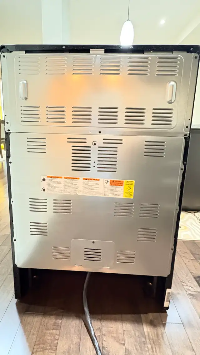 Sleek Frigidaire 30" Stainless Stove - Self-Clean & Glass Top in Stoves, Ovens & Ranges in Hamilton - Image 6