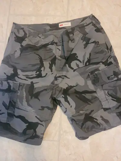 size 36 Wrangler cargo shorts , View more