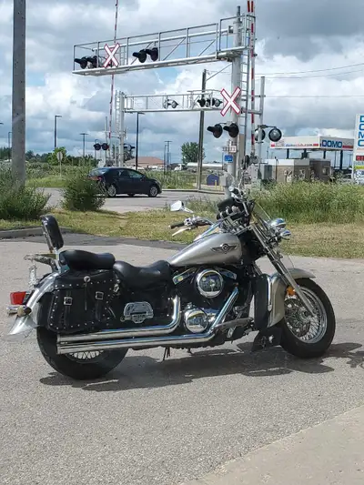 2005 Kawasaki Vulcan 1500 Classic. Fuel injected. LOTS of extras as seen in pics. Long shot pipes. N...