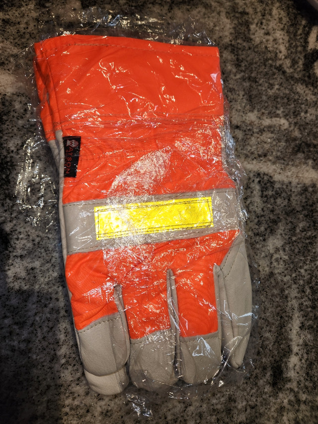 6 pairs of BDG insulated work gloves in Men's in Edmonton - Image 4