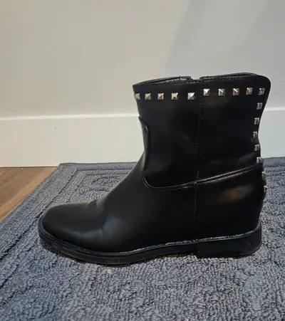 Black boots, View more