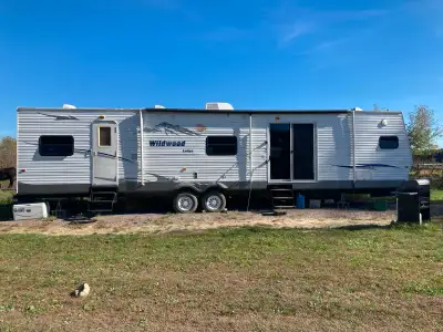 Beautiful camper trailer for sale! Equipped with air conditioning, propane heat, propane oven/stove,...