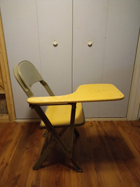2 chaises d'écoliers vintages. Nouveau prix 