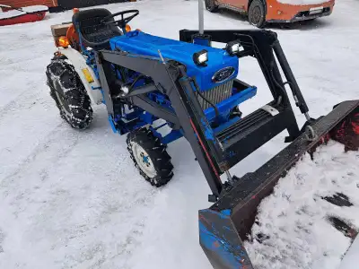 1987 ford 1210 diesel 4x4 hydrostatique Godet de 5 pieds gratte arrière de 5 pieds. 819 665 5982