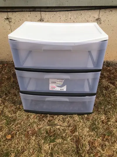 15.25 x 21.87 x 25.62 in Located right by Dal campus.