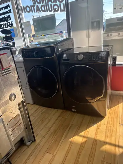 This is a used Samsung washer and dryer set featuring advanced cleaning technologies. The washer has...