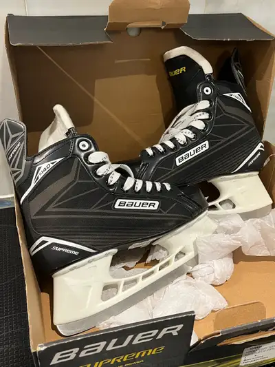 Patins Bauer Suprême S140 comme neuf dans boîte. Taille 7R, ou 8.5 taille chaussures. Merci. Thanks...