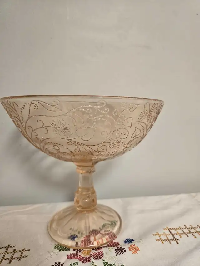 Fabulous Madrid Pink Depression Glass Stemmed Fruit-Bowl in Arts & Collectibles in Calgary - Image 2