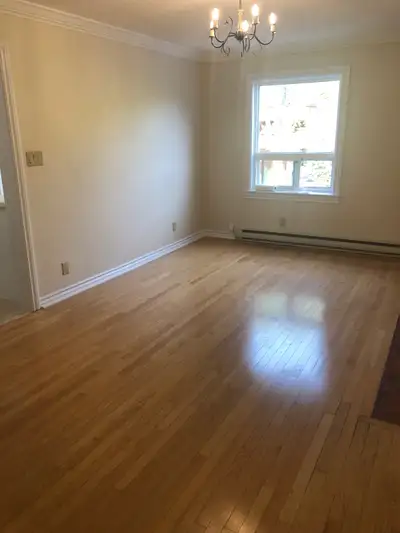 1 bedroom 1 bathroom apartment on bayview ave 2 block south of eglinton above a retail store. Well m...