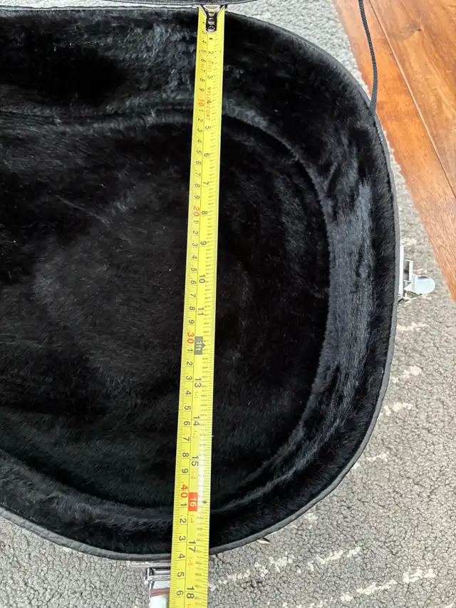 Acoustic hard shell guitar case  in Guitars in St. Albert - Image 4