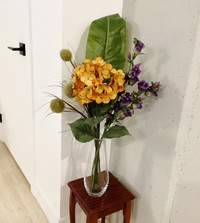 Bouquet, Fleurs artificielles orange-mauve, vase en verre
