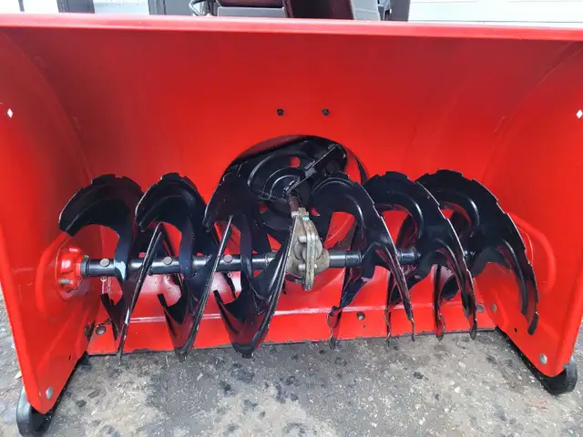Yard Machines 30" snowblower in Snowblowers in Kitchener / Waterloo - Image 3