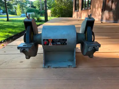 Meuleuse d’établi 3.0 AMP. Argent comptant. Nous ne faisons pas la livraison, si vous voyez l’annonc...