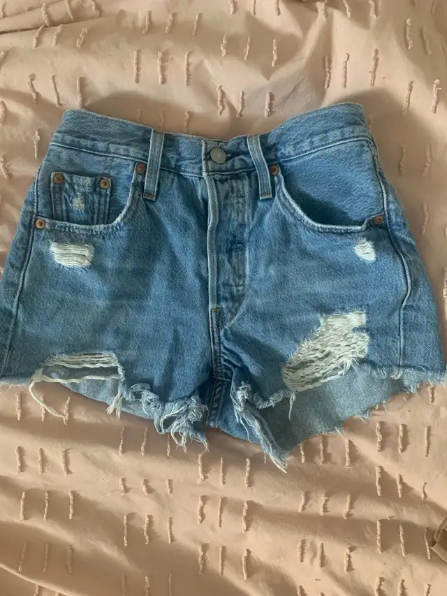 Levi’s 501 Denim Shorts in Women's - Bottoms in Markham / York Region - Image 2