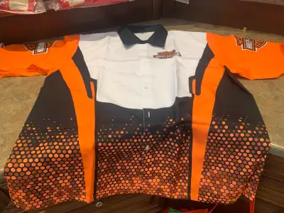 Get ready to rev up your wardrobe with this pre-owned Harley Davidson men's XXL shirt, featuring a s...