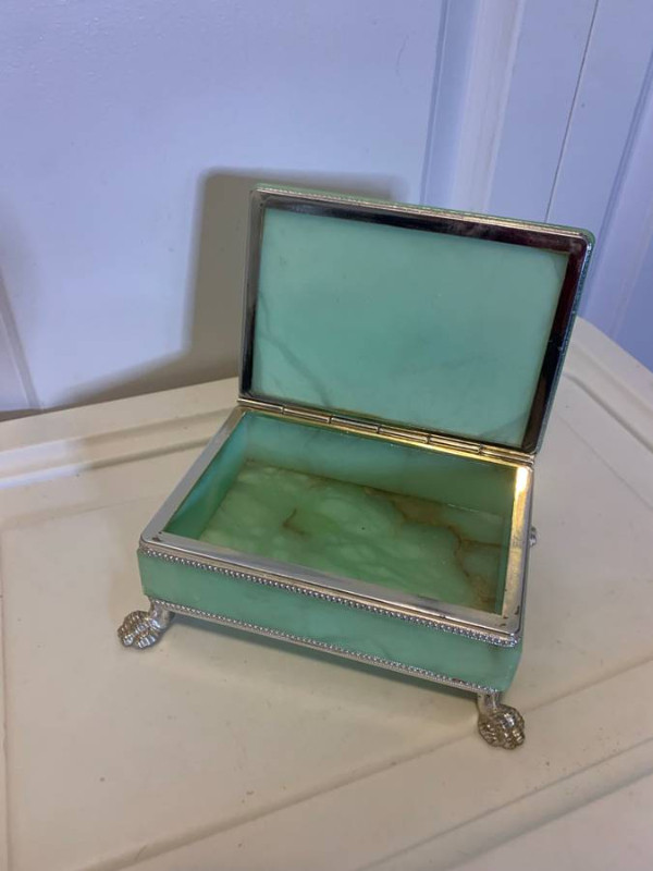 Vintage Green Alabaster Hand Carved Trinket Jewelry Box Silver A in Arts & Collectibles in Burnaby/New Westminster - Image 4