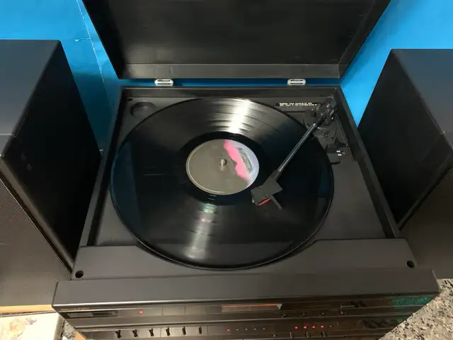 Vtg 80’s Sharp SG-F800 Stereo  Turntable-Dual Cassette+speakers in Arts & Collectibles in Markham / York Region - Image 4