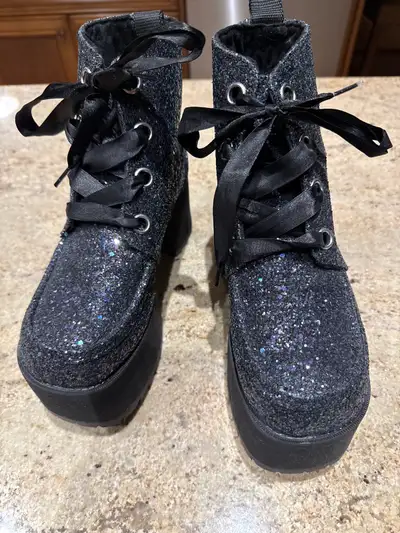 These are stunning boots. They are a dark, midnight blue colour. Made of a durable glitter. TUK bran...