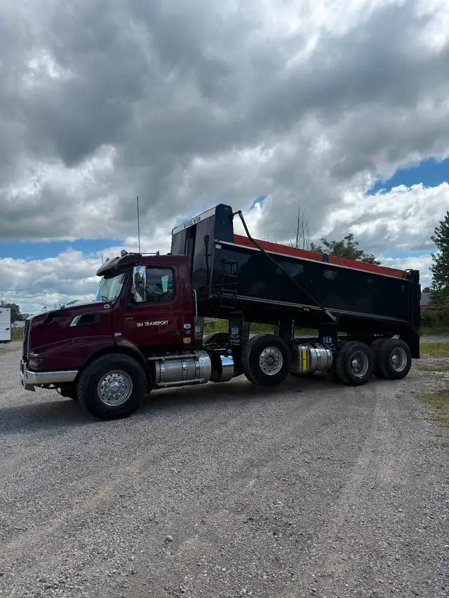2022 Volvo VHD dump truck in Heavy Trucks in London - Image 7