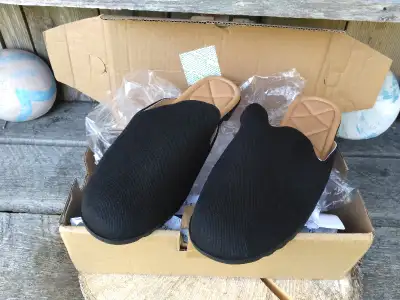 Pair of New Comfortview Slip Ons, Voir plus