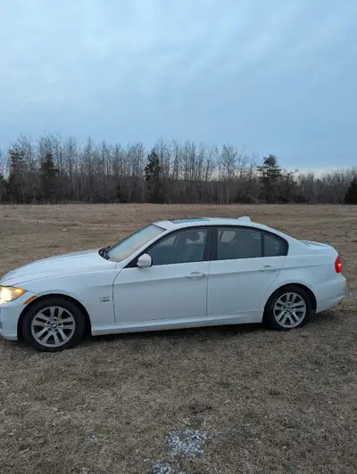 2011 bmw 328i xdrive salvage title Low km 144k Manual transmission 6spd Logic 7 Harmon kardon audio...