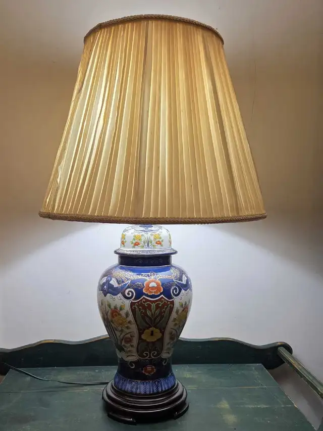 Vintage Large Japanese Asian Imari Porcelain Table Lamp in Indoor Lighting & Fans in City of Toronto - Image 2