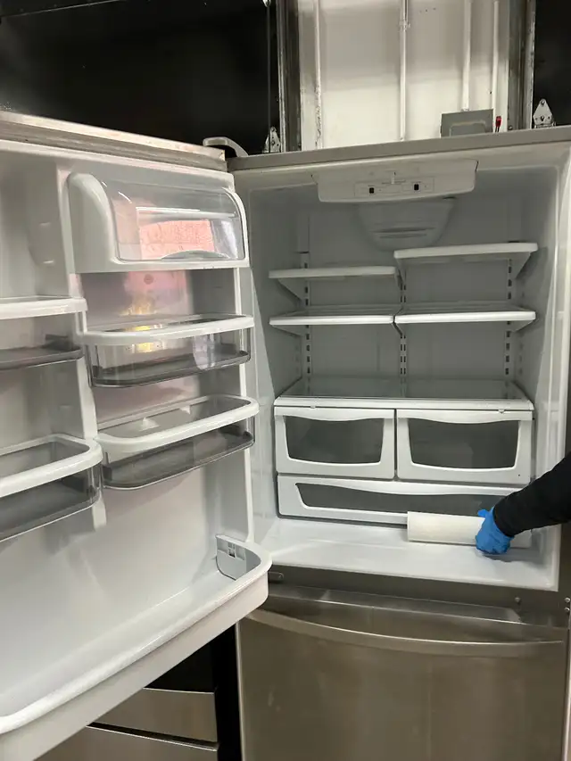 Frigidaire and stove perfect condition very clean all functional in Stoves, Ovens & Ranges in City of Montréal - Image 7