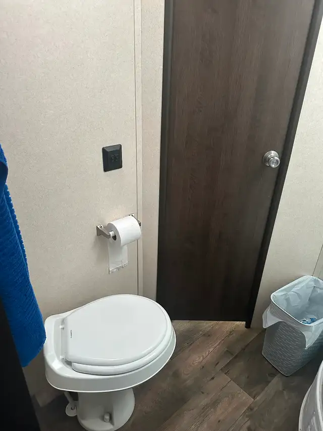 Holiday Trailer Salem 27’ 2018 in Travel Trailers & Campers in Fort St. John - Image 7