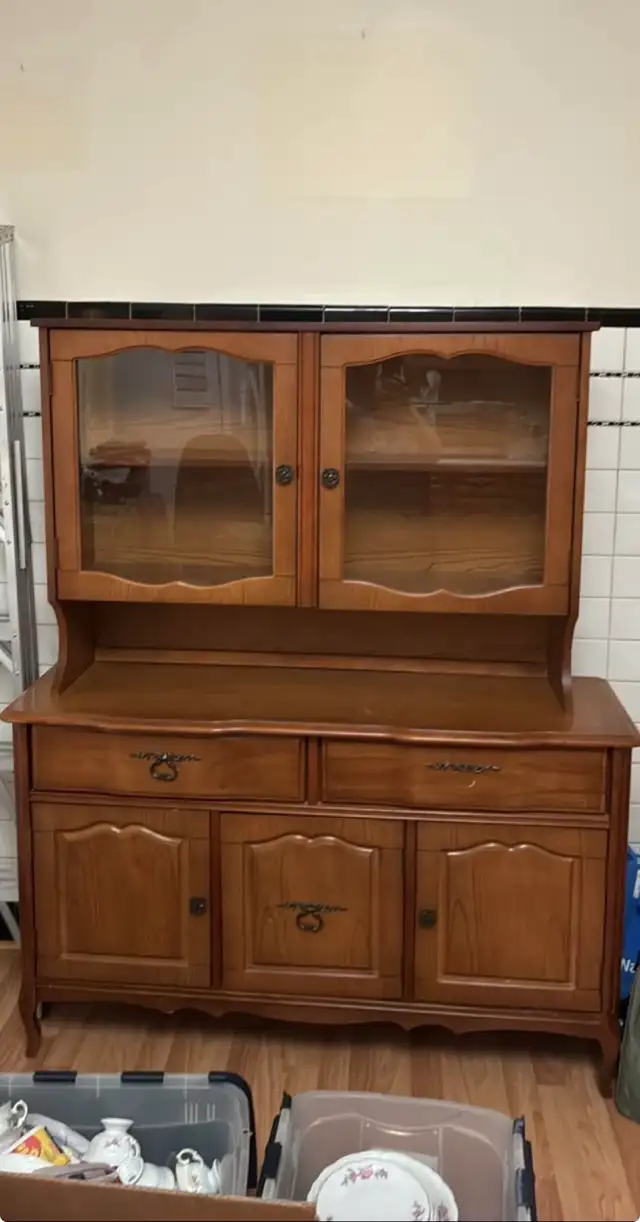 Vintage Wooden China Cabinet Hutch in Hutches & Display Cabinets in City of Toronto - Image 2
