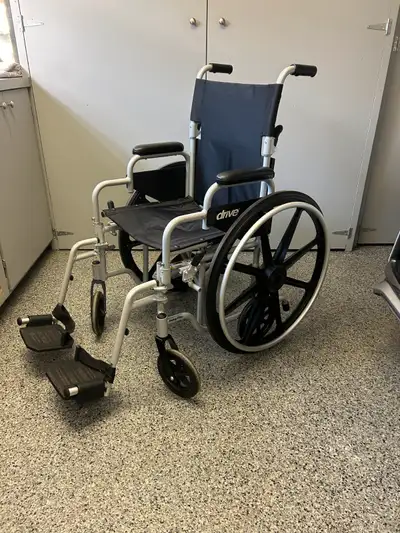 Pour se démonter (les grosses roues et les appuie-pieds) afin de faciliter le transport. Poids 35 lb...