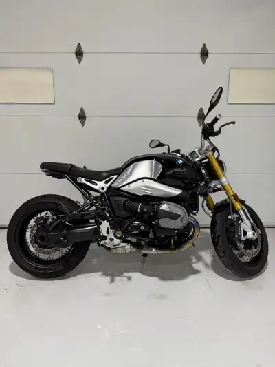 Bmw R NINE T 2023 •selment 4869 km •superbe condition prêt pour la saison •échappement AKRAPOVIC •fi...