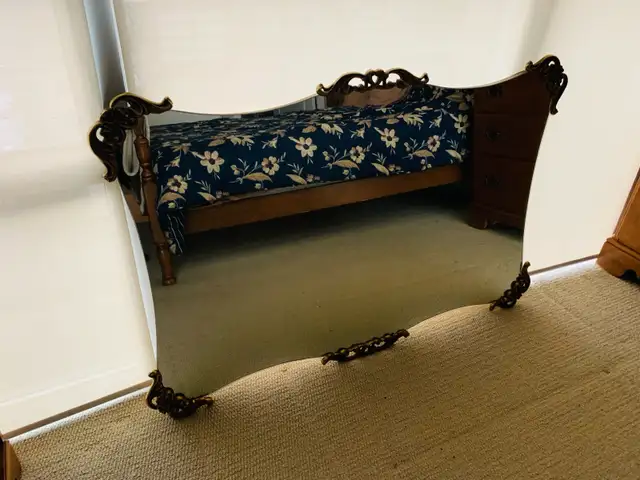 Large antique wall mirror in Home Décor & Accents in Oshawa / Durham Region - Image 2