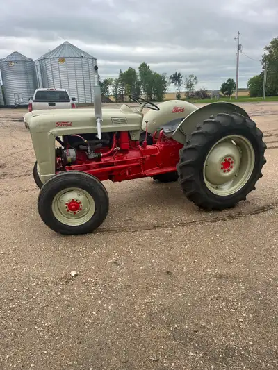 660 Ford live pto starts an runs great 3pt works everything works 12 volt system new tack call 204 2...