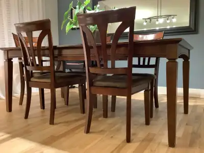 Galerie du meuble : Table en bois avec rallonge intégrée et 6 chaises Idéal pour bricoleurs. Aucun b...