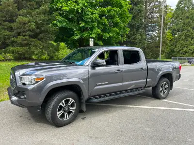 2018 Toyota Tacoma V6 Double Cab 4WD, silver-grey with BF Goodrich Trail Terrain tires. 3.5 litre 27...