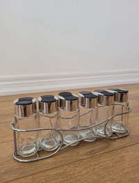Spice jars with metal holder