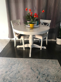White round dinner table with 4 chairs