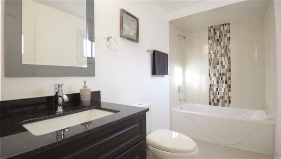 3+1 Bedrooms detached House with Huge backyard and Front 4