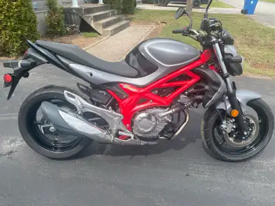 Moto Suzuki Gladius SFV650 2015 en parfaite condition, seulement 2 propriétaires, protection latéral...