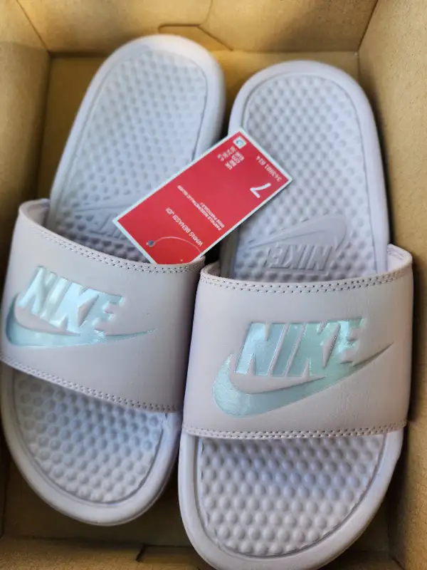 Nike Slides Woman Size 7 in Women's - Shoes in City of Montréal - Image 3