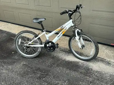 Vend vélo de montagne NORCO 12 vitesses, roue de 20'' pour enfant de 6 a 11 ans. Très peu utilisé, p...