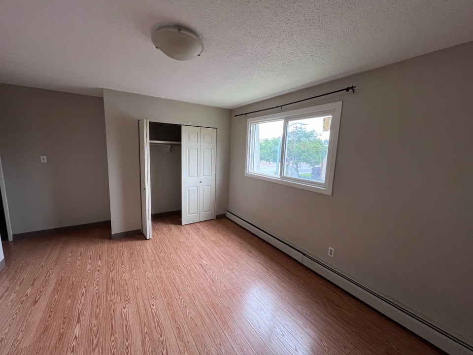 Spacious bright 1bdrm & 2 bdrm units 5